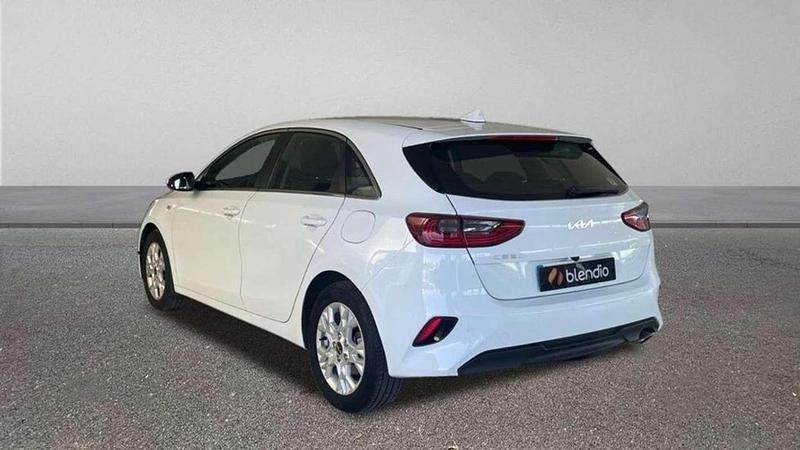 Usado Kia Ceed 120 CV (88 kW) 2023 Blanco Utilitario