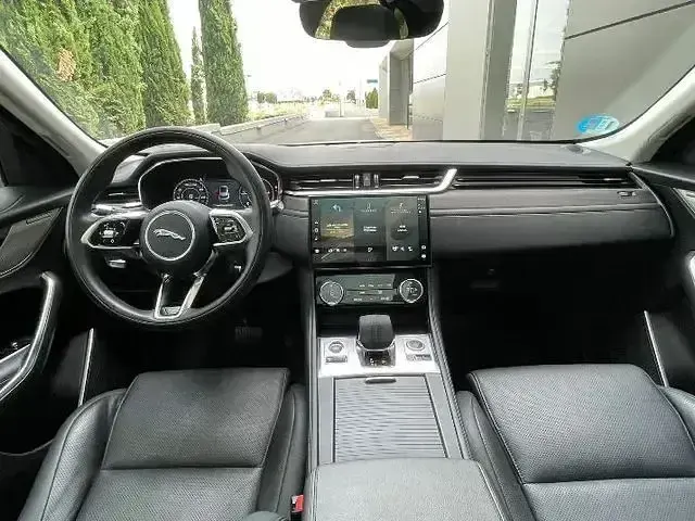 Usado Jaguar F-Pace SE 204 CV (150 kW) 2021 Hakuba silver / metalizado SUV