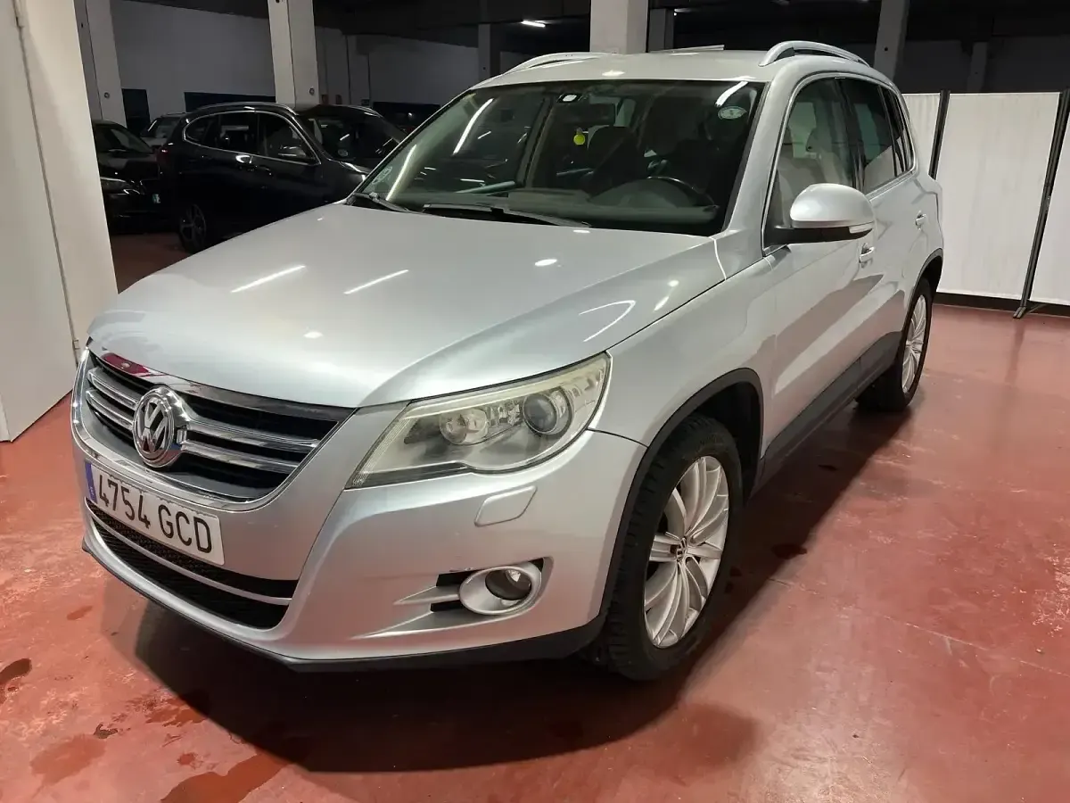 Usado VW Tiguan 140 CV (102 kW) 2008 Gris / plata SUV