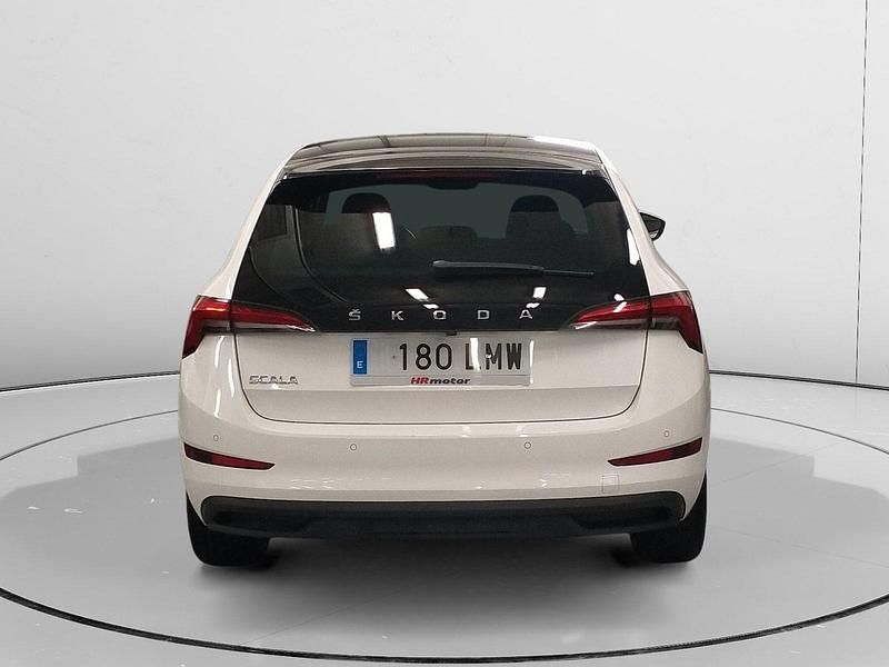 Usado Skoda Scala Style 111 CV (81 kW) 2021 Gris Utilitario