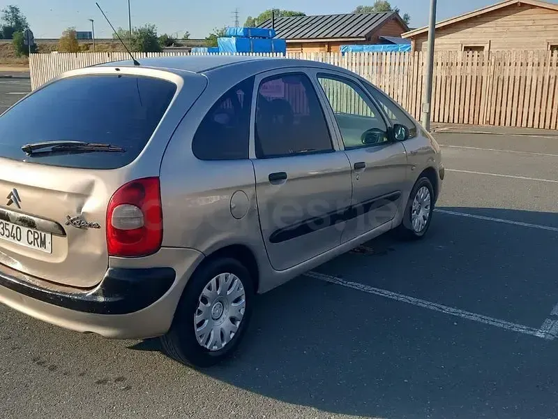 Usado Citroën Xsara Picasso 90 CV (66 kW) 2004 Beige Monovolumen