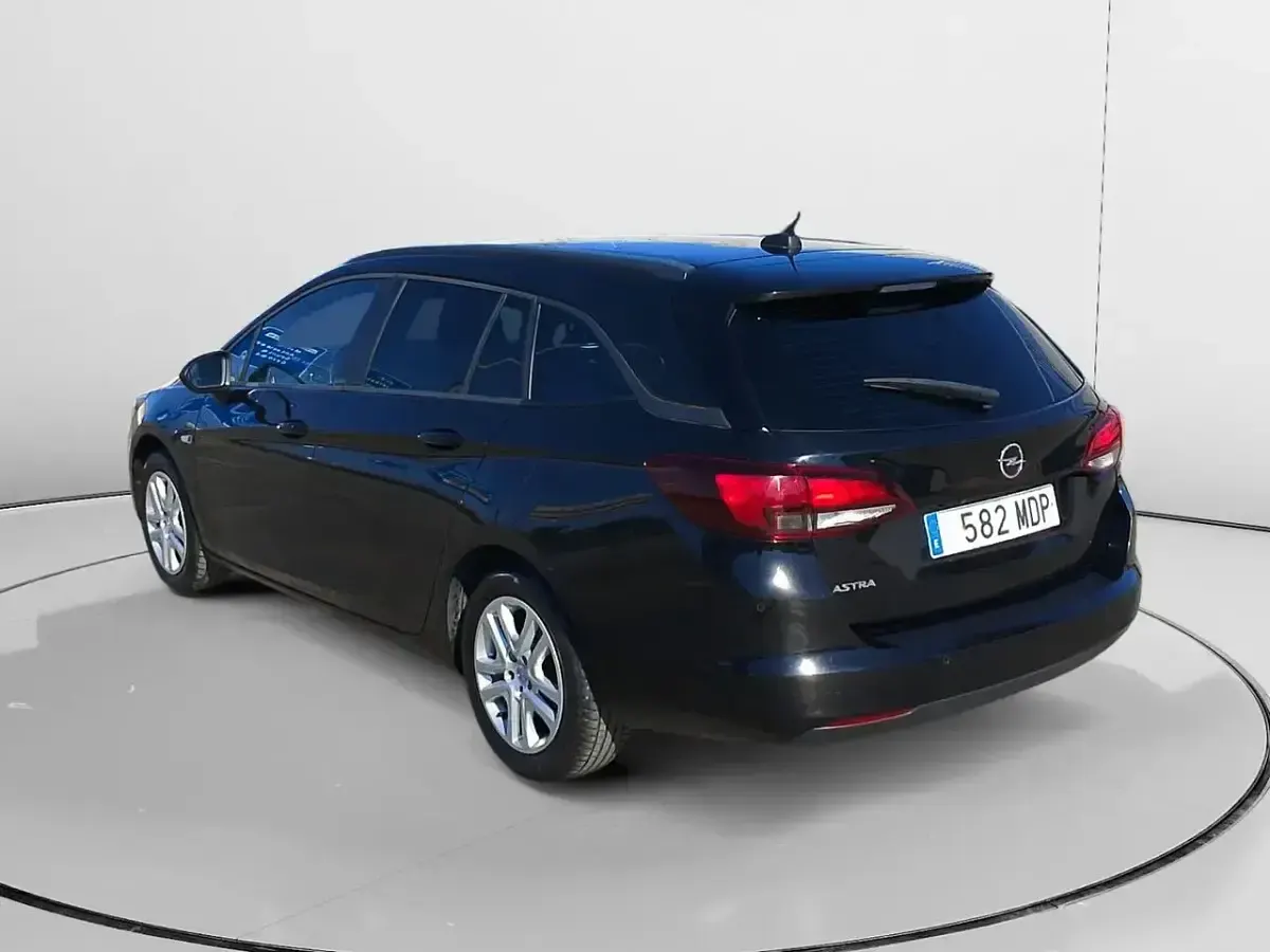 Usado Opel Astra Business Elegance 122 CV (89 kW) 2020 Negro Familiar