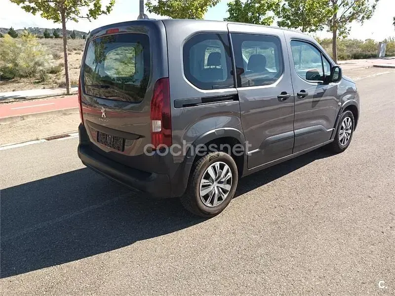 Usado Peugeot Rifter Access 100 CV (73 kW) 2020 Gris / plata Monovolumen