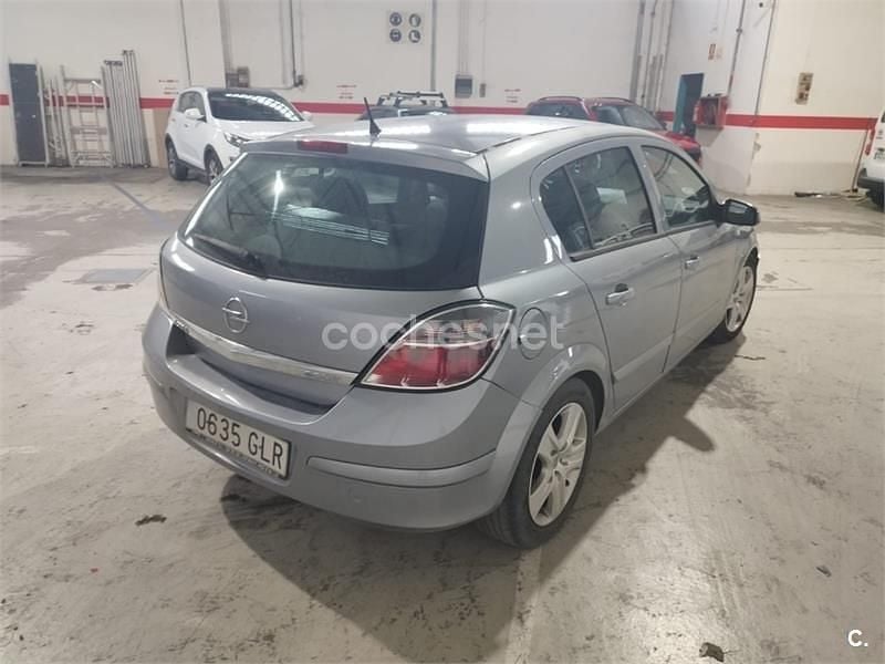 Usado Opel Astra Energy 100 CV (73 kW) 2009 Gris / plata Berlina