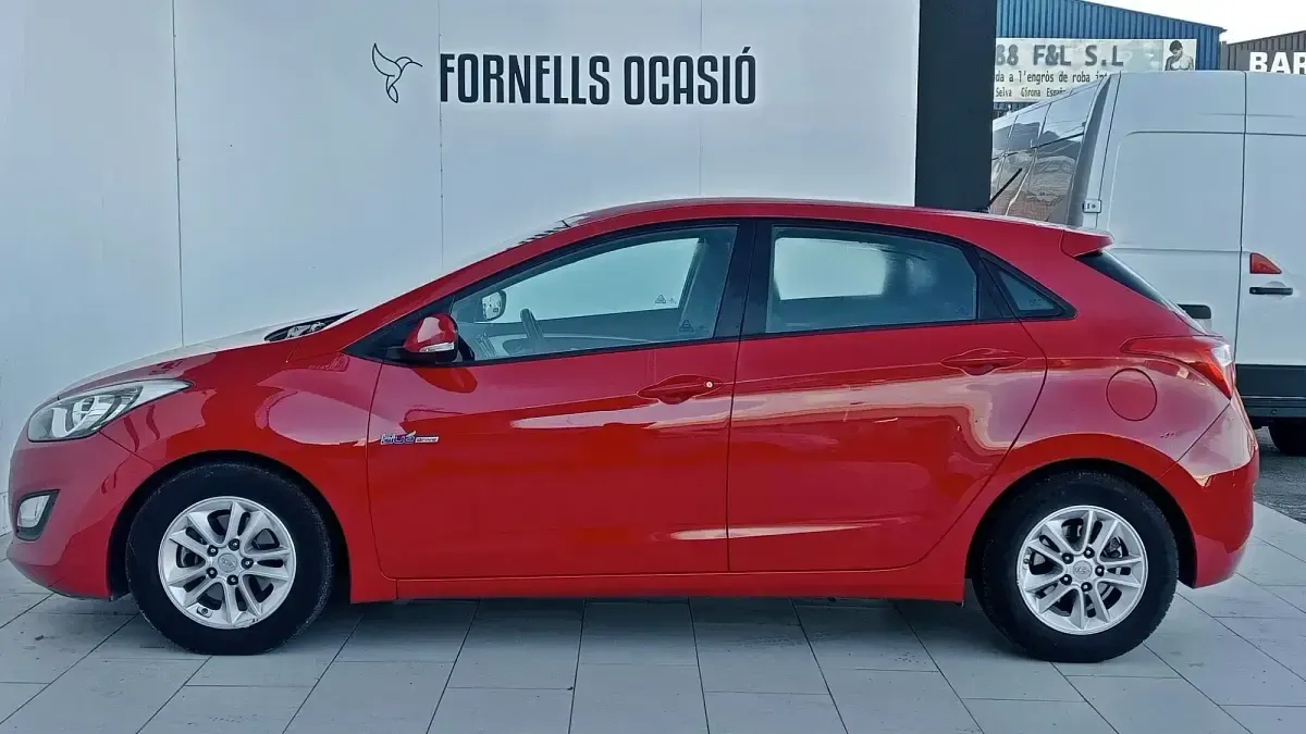 Usado Hyundai i30 135 CV (99 kW) 2015 Rojo