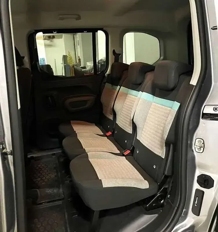 Usado Citroën Berlingo Feel 110 CV (80 kW) 2023 Gris Monovolumen