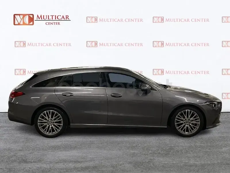 Usado Mercedes CLA200 Shooting Brake 150 CV (110 kW) 2022 Gris / plata Familiar