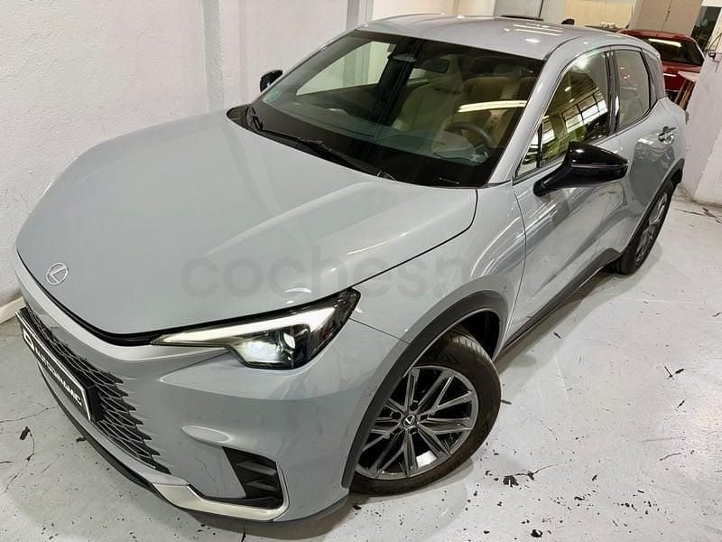 Usado Lexus LBX 136 CV (100 kW) 2024 Gris / plata SUV