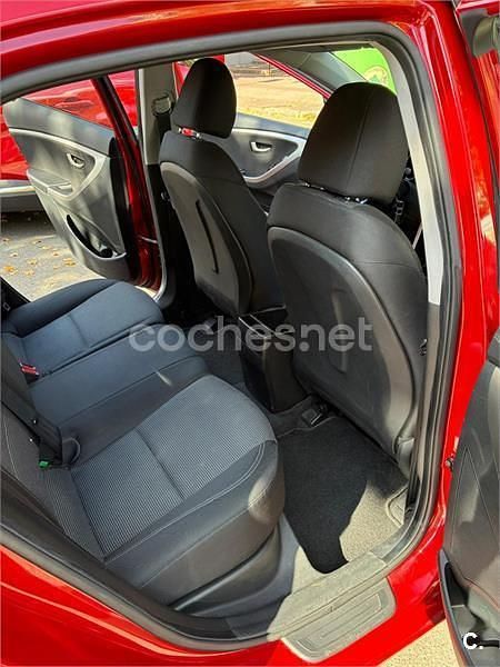 Usado Hyundai i30 90 CV (66 kW) 2015 Rojo Berlina