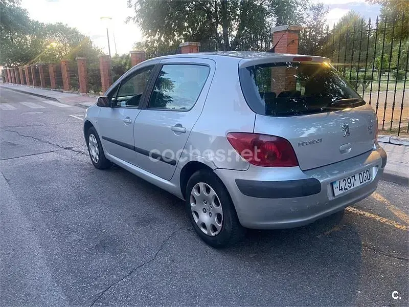 Usado Peugeot 307 90 CV (66 kW) 2005 Gris / plata Berlina