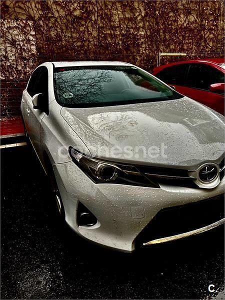 Usado Toyota Auris Active 90 CV (66 kW) 2013 Blanco Berlina