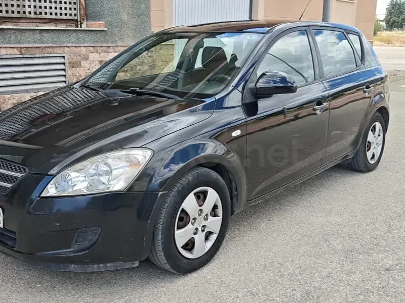 Usado Kia Ceed 109 CV (80 kW) 2008 Negro Utilitario
