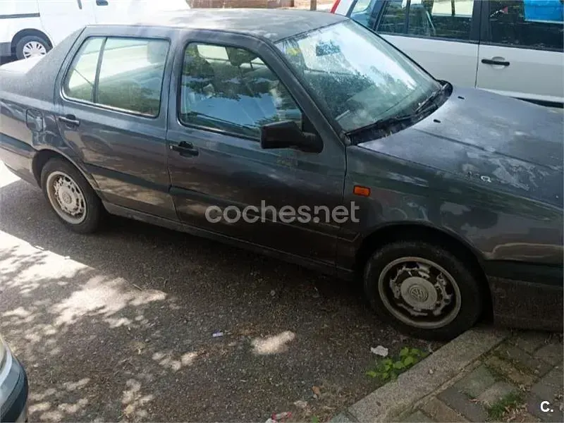 Usado VW Vento 75 CV (55 kW) 1992 Gris / plata Berlina