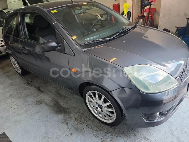 Usado Ford Fiesta Sport 90 CV (66 kW) 2005 Gris / plata Coupe