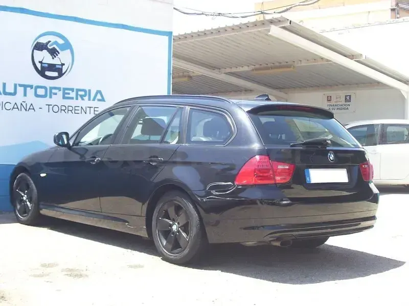 Usado BMW 318 143 CV (105 kW) 2010 Negro Familiar