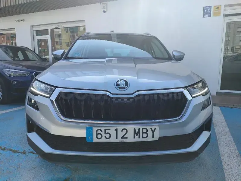 Usado Skoda Karoq Ambition 115 CV (84 kW) 2022 Gris / plata SUV