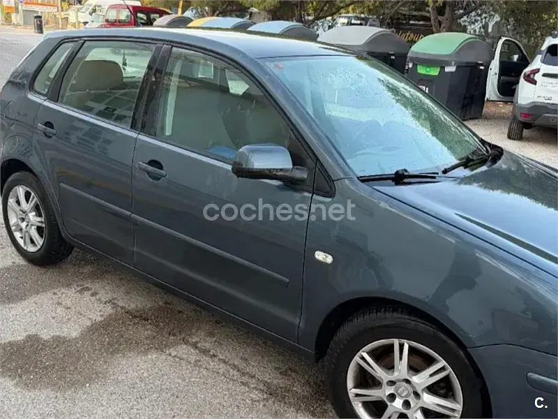Usado VW Polo Trendline 75 CV (55 kW) 2003 Gris / plata Berlina