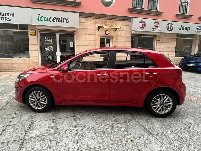Usado Kia Rio 84 CV (61 kW) 2022 Rojo Berlina