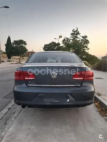 Usado VW Passat Advance 105 CV (77 kW) 2011 Gris / plata Berlina