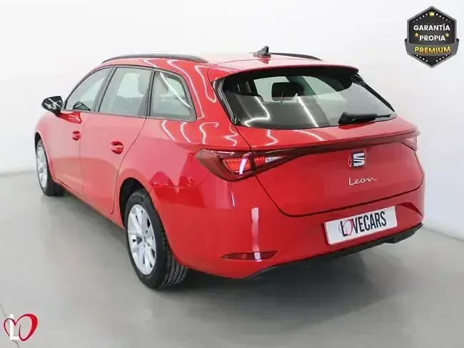 Usado Seat Leon Reference 116 CV (85 kW) 2022 Rojo Familiar
