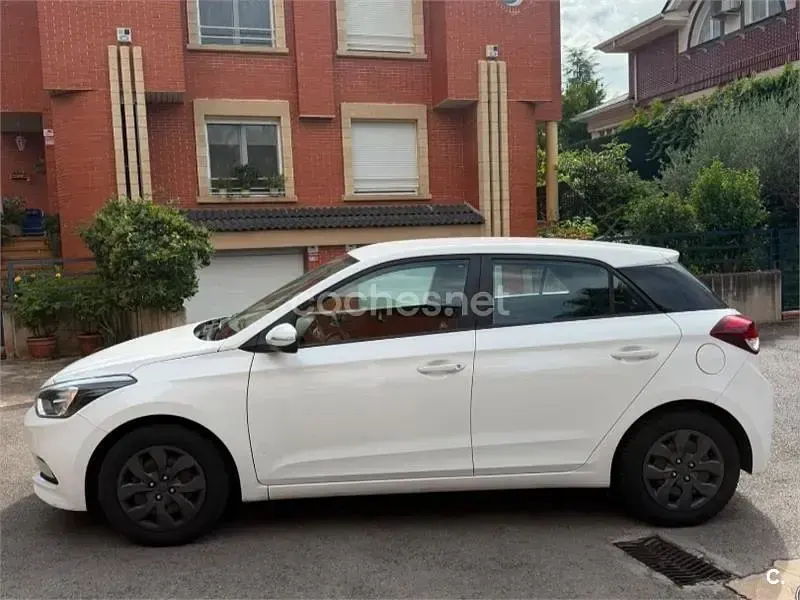 Usado Hyundai i20 84 CV (61 kW) 2018 Blanco Berlina