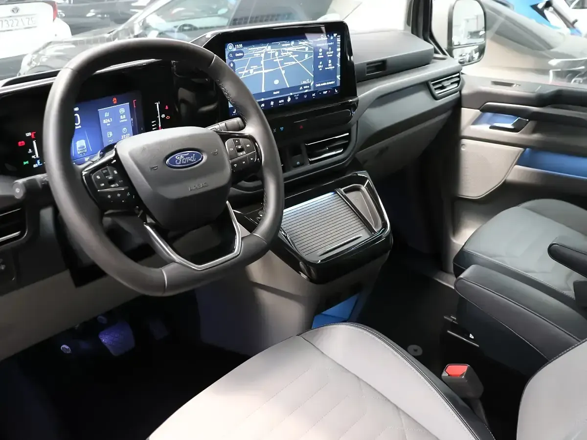 Usado Ford Tourneo Titanium X 170 CV (125 kW) 2025 Gris Monovolumen