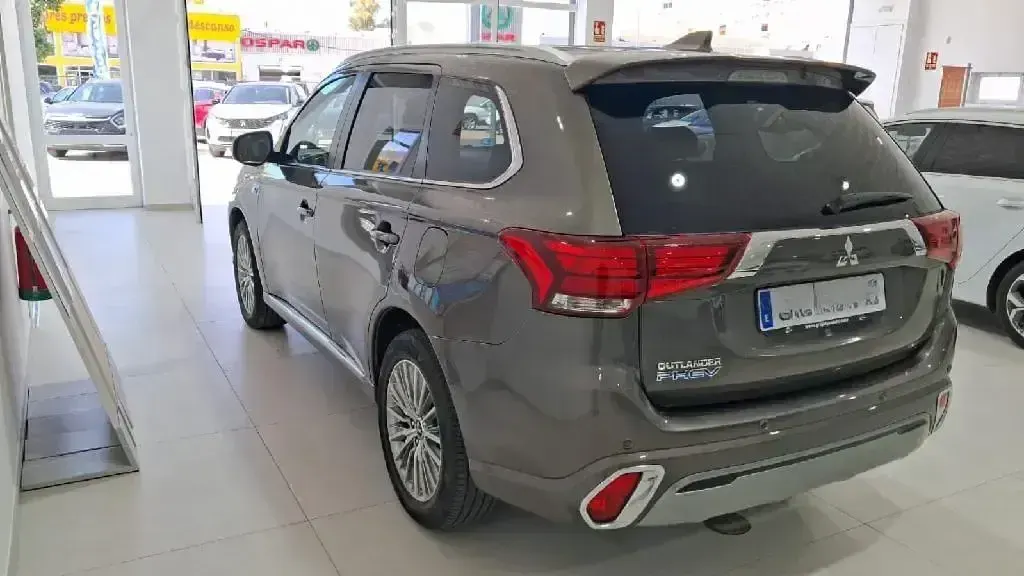 Usado Mitsubishi Outlander P-HEV 224 CV (164 kW) 2020 Marrón SUV