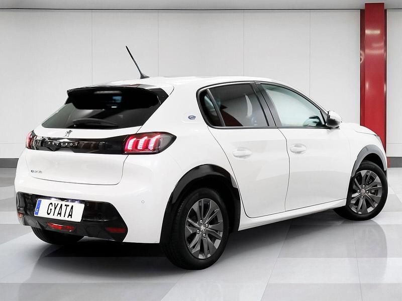Usado Peugeot e-208 Allure 100 kW (136 CV) 2021 Blanco Utilitario
