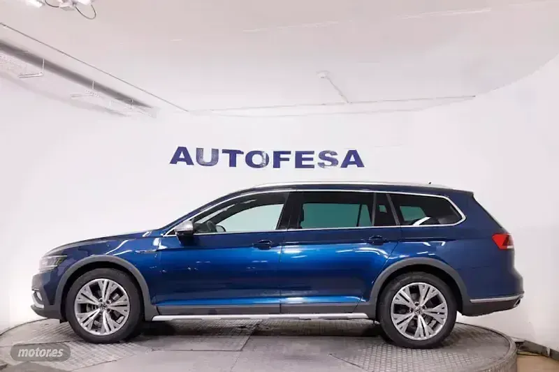 Usado VW Passat 200 CV (147 kW) 2022 Azul Familiar