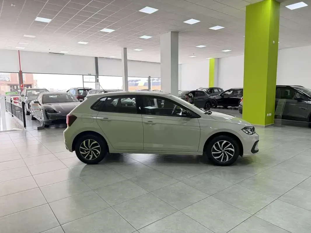 Usado VW Polo Life 95 CV (69 kW) 2023 Beige Utilitario