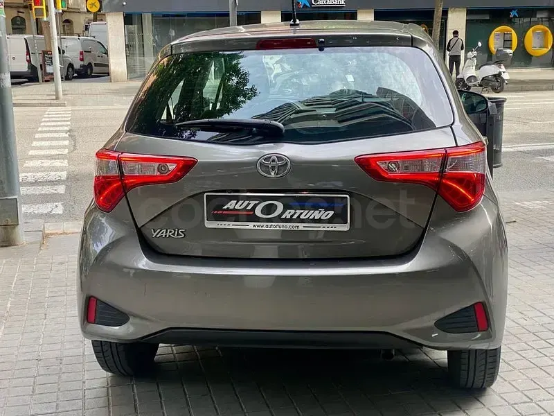 Usado Toyota Yaris Active 111 CV (81 kW) 2018 Gris / plata Berlina