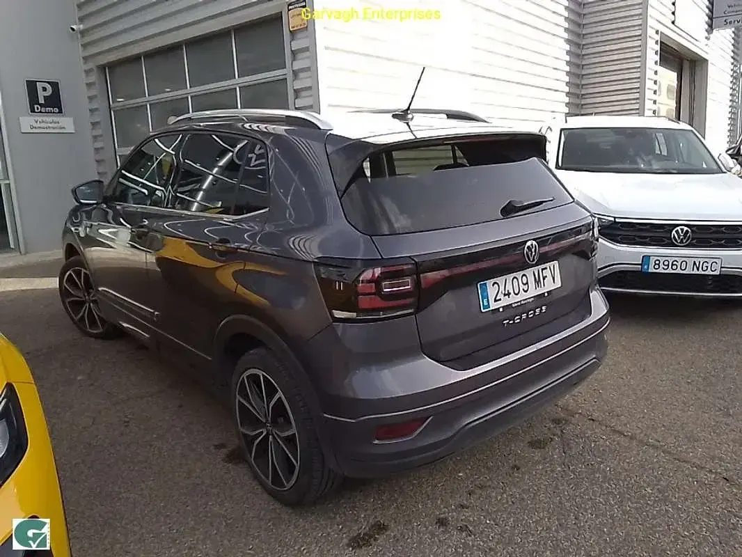 Usado VW T-Cross R-line 116 CV (85 kW) 2023 Gris SUV