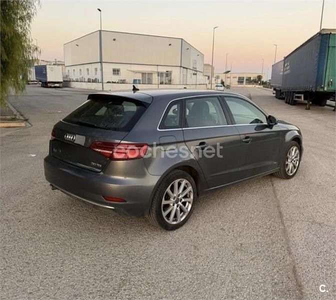 Usado Audi A3 Design 116 CV (85 kW) 2018 Gris / plata Berlina