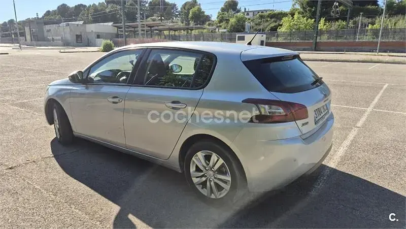 Usado Peugeot 308 Active 130 CV (95 kW) 2015 Gris / plata Berlina