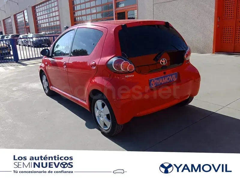 Usado Toyota Aygo 68 CV (50 kW) 2009 Rojo Utilitario