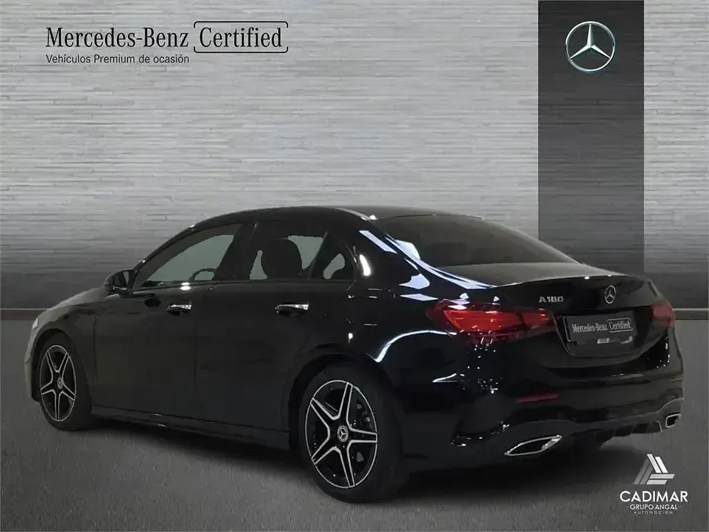 Usado Mercedes A180 AMG line 136 CV (100 kW) 2024 Negro Berlina