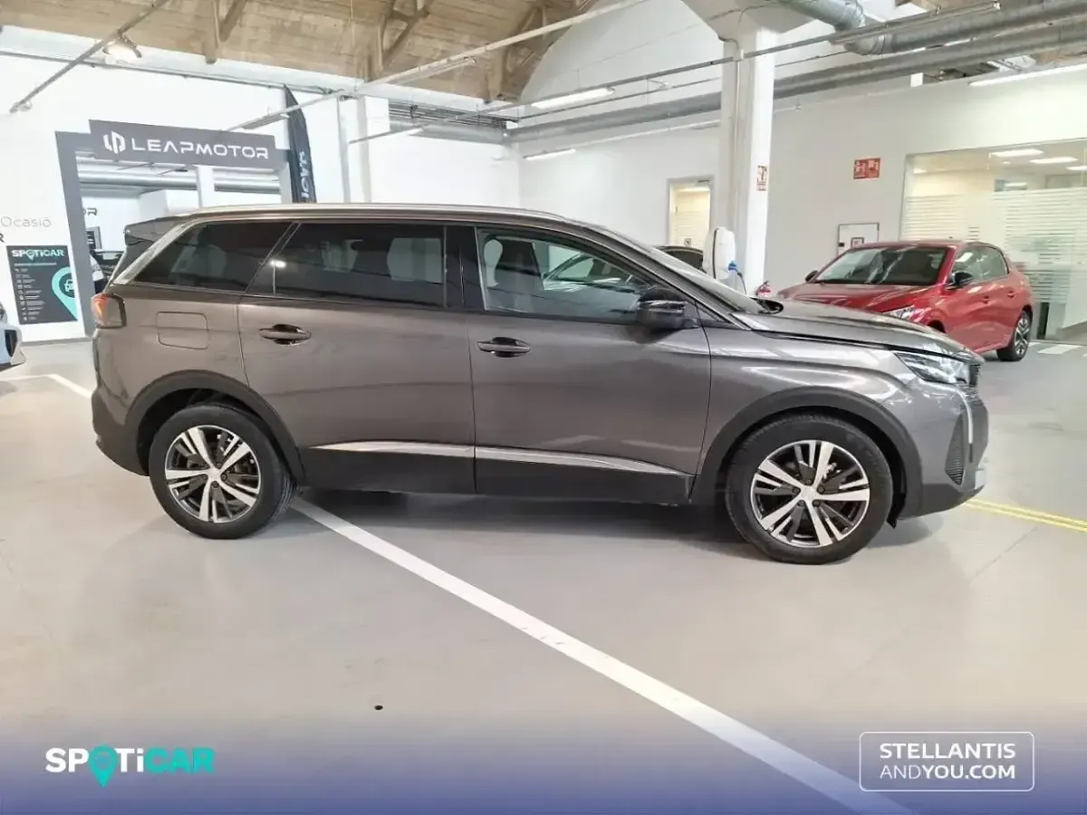 Usado Peugeot 5008 Allure 130 CV (95 kW) 2022 Gris SUV