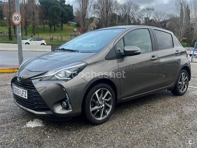 Usado Toyota Yaris 111 CV (81 kW) 2020 Gris / plata Berlina