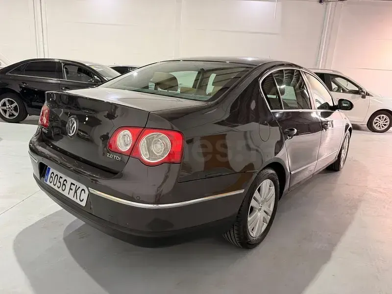 Usado VW Passat Highline 140 CV (102 kW) 2007 Gris / plata Berlina