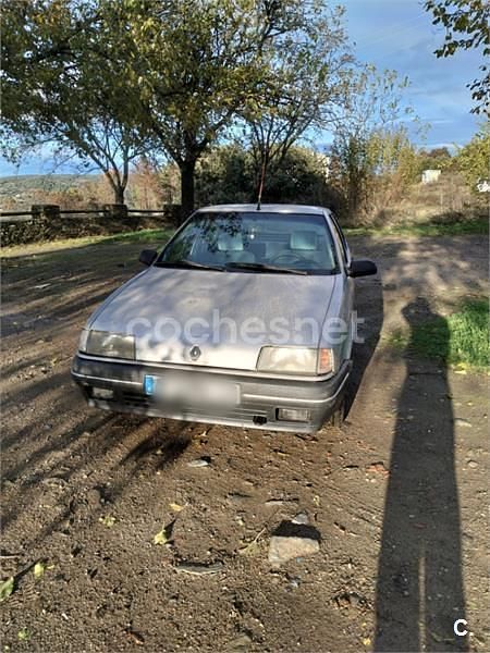 Usado Renault R9 80 CV (58 kW) 1990 Gris / plata Berlina