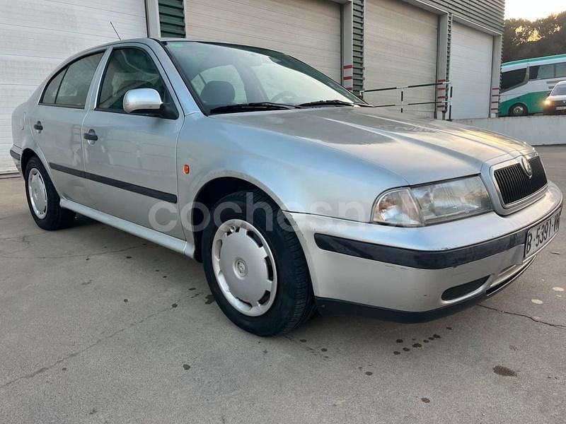Gris / plata Usado 2000 Skoda Octavia Berlina | 1500 € - Imagen 1/4