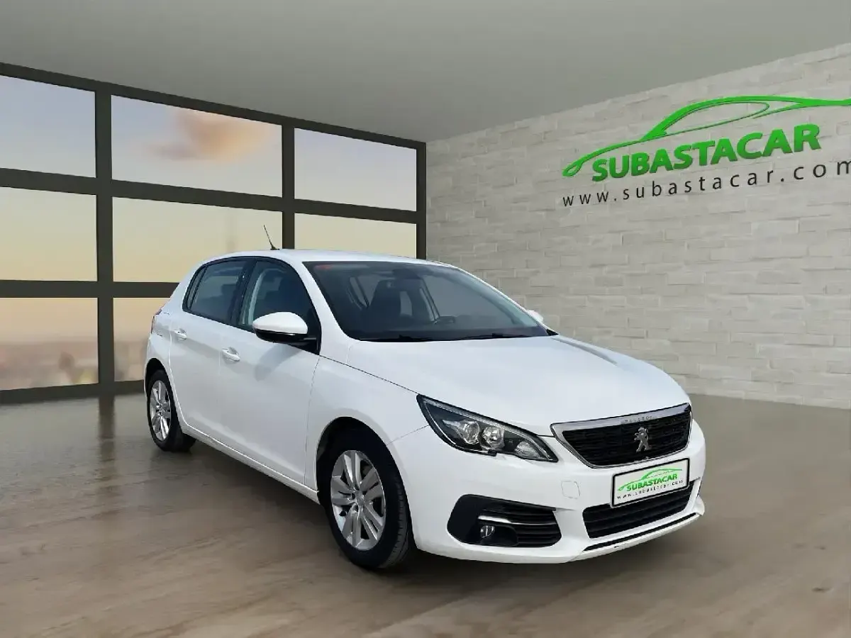 Usado Peugeot 308 Active 130 CV (95 kW) 2021 Blanco