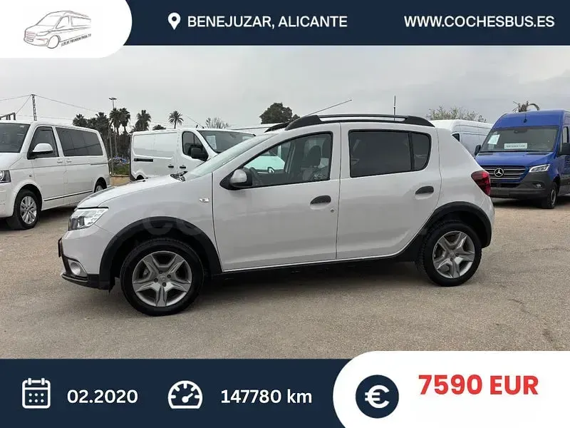 Usado Dacia Sandero Comfort 90 CV (66 kW) 2020 Gris / plata Berlina