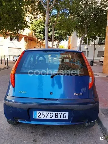 Usado Fiat Punto 60 CV (44 kW) 2002 Azul Utilitario