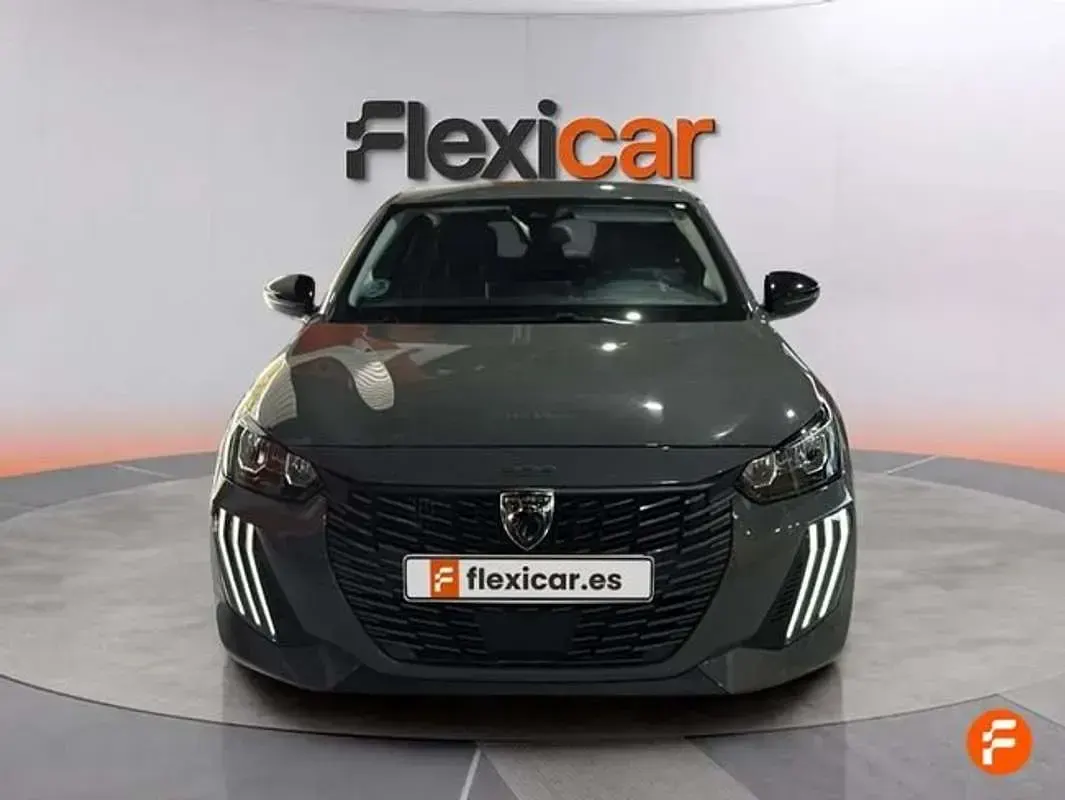 Usado Peugeot 208 Allure 101 CV (74 kW) 2025 Gris Utilitario