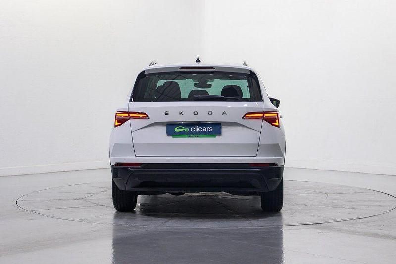 Usado Skoda Karoq Ambition 150 CV (110 kW) 2022 Blanco SUV