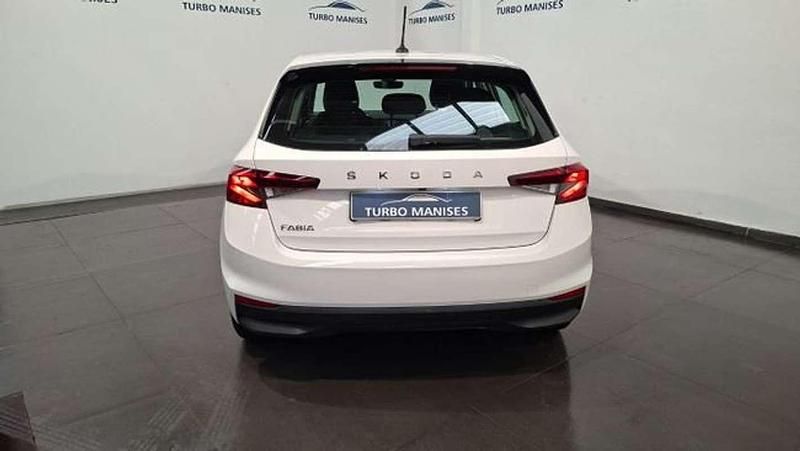 Usado Skoda Fabia Ambition 80 CV (58 kW) 2022 Blanco Utilitario