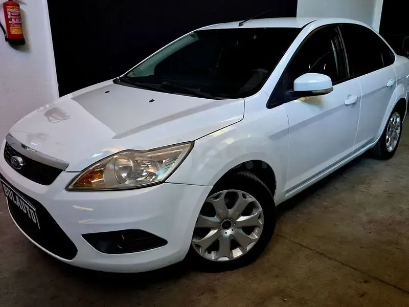 Usado Ford Focus Trend 109 CV (80 kW) 2010 Blanco Berlina