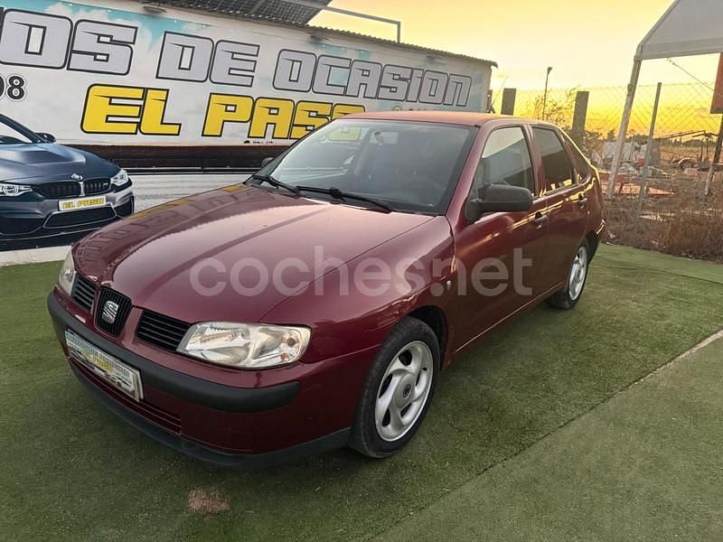 Usado Seat Cordoba Stella 68 CV (50 kW) 2001 Granate Berlina