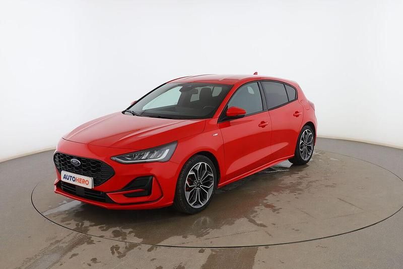 Rojo Usado 2023 Ford Focus ST-Line X Berlina | 21.699 € (Precio justo) - Imagen 1/3